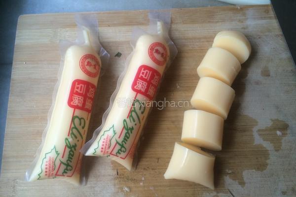 青椒烩鸡蛋豆腐的做法图解1