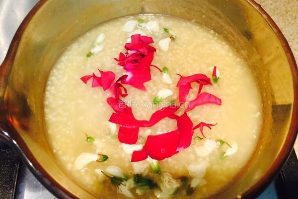 槐花小米粥的做法图解4