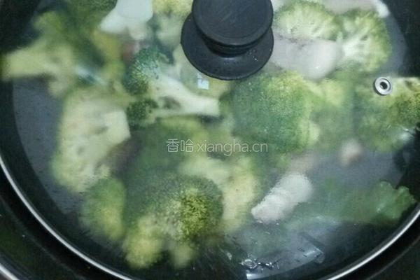 西兰花杂炒鱿鱼的做法图解5