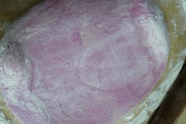 火龙果皮汁手撕饼的做法图解1