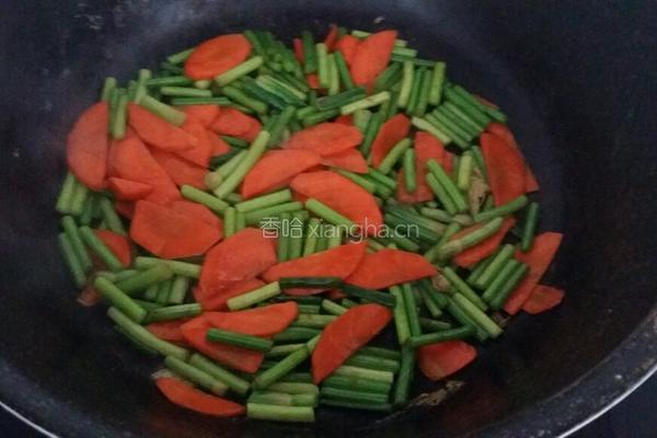 鸡蛋炒蒜苔的做法图解3