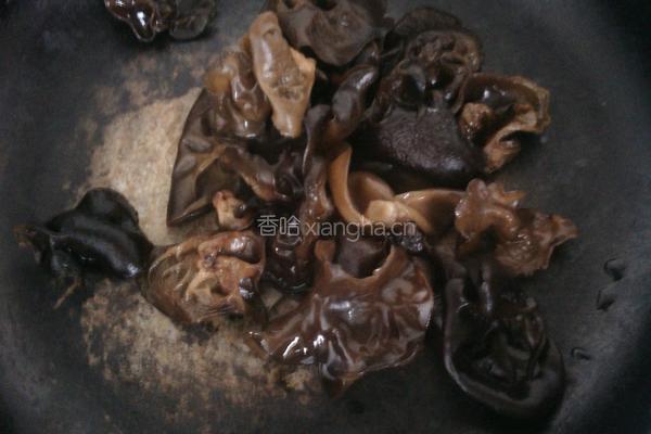 辣椒木耳酱油炒饭的做法图解1