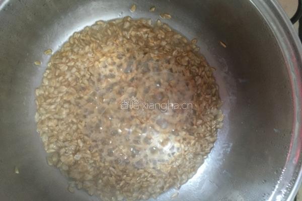 燕麦牛奶红枣粥的做法图解2