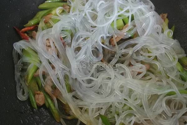 芹菜炒粉的做法图解11