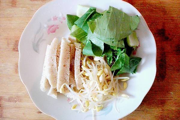 豆芽拌面筋的做法图解1