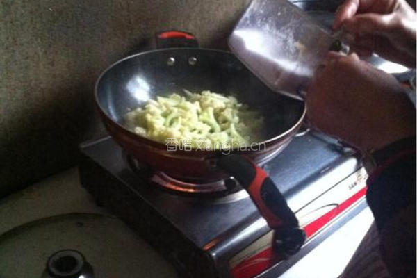 菜花炒肉丝的做法图解5