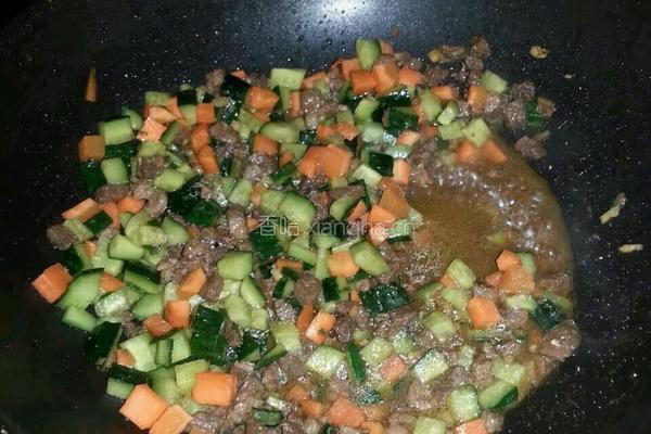 黄瓜牛肉丁的做法图解6