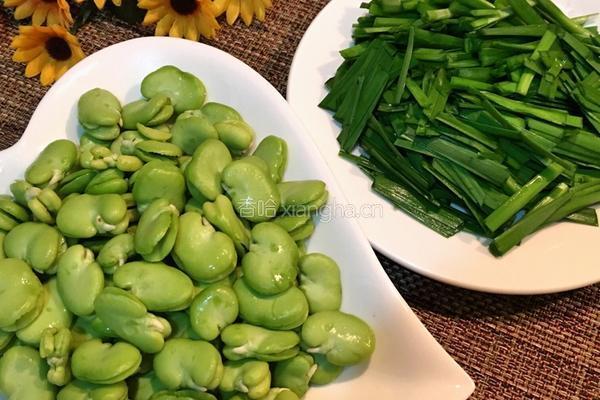 蚕豆炒韭菜的做法图解1