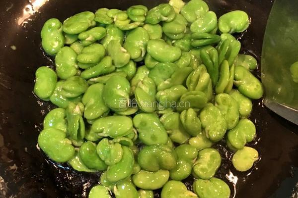 蚕豆炒韭菜的做法图解2