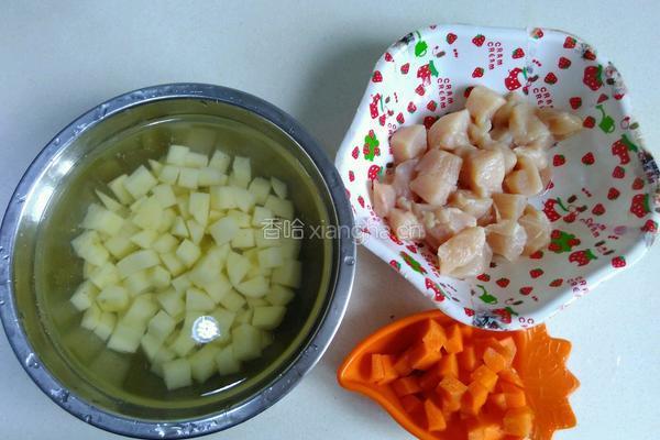 土豆炒鸡丁的做法图解1