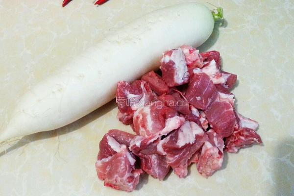青菜萝卜排骨汤的做法图解1