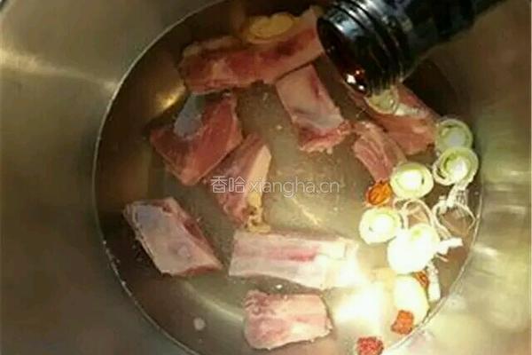 双椒炒排骨的做法图解2