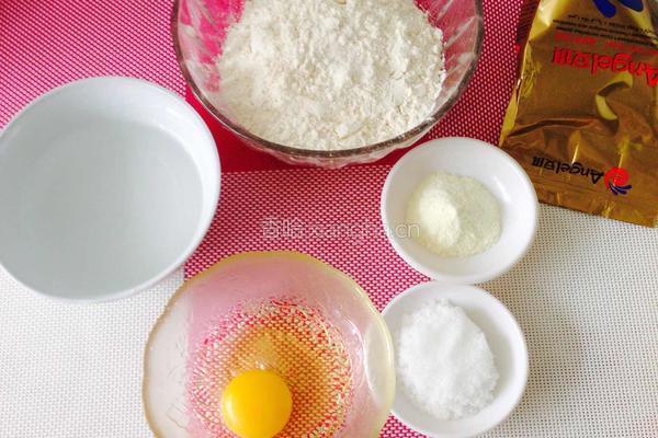 豆沙面包圈的做法图解1