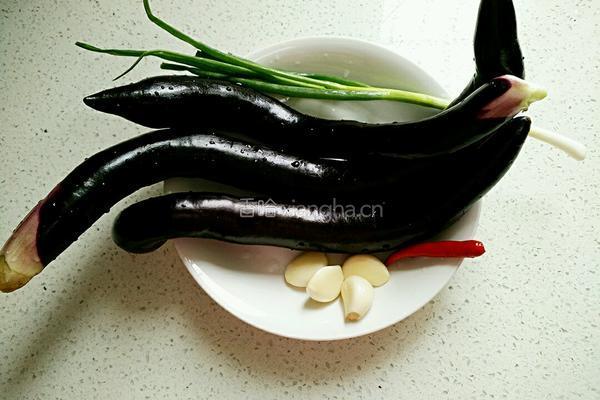 蒜香蒸茄子的做法图解1