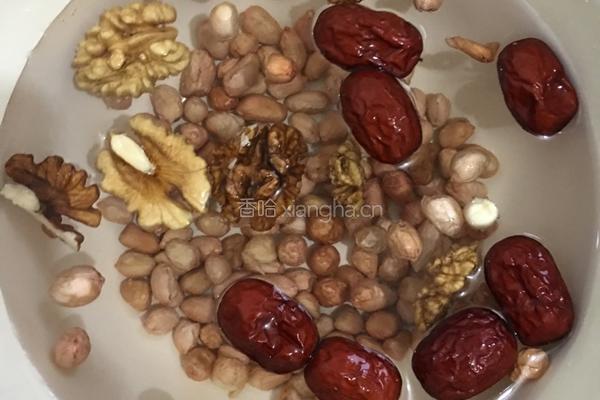 红枣核桃花生露的做法图解2