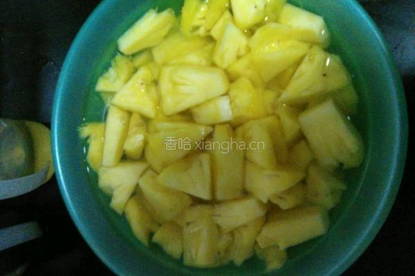自制菠萝罐头的做法图解1