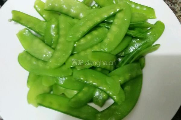 荷兰豆炒腊肠的做法图解3