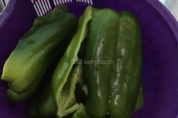 青椒炒香菇的做法图解1