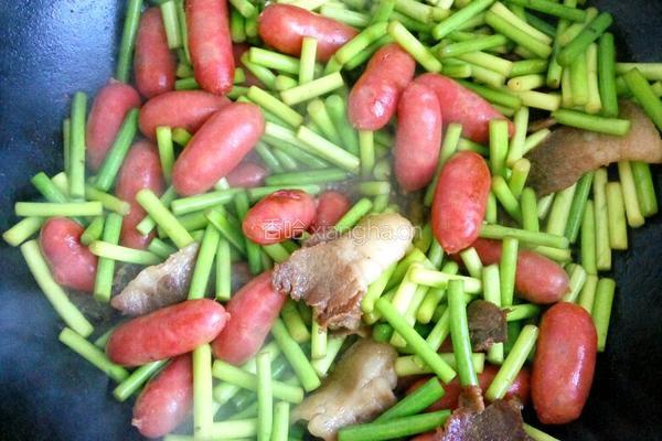 蒜苔炒小香肠的做法图解5