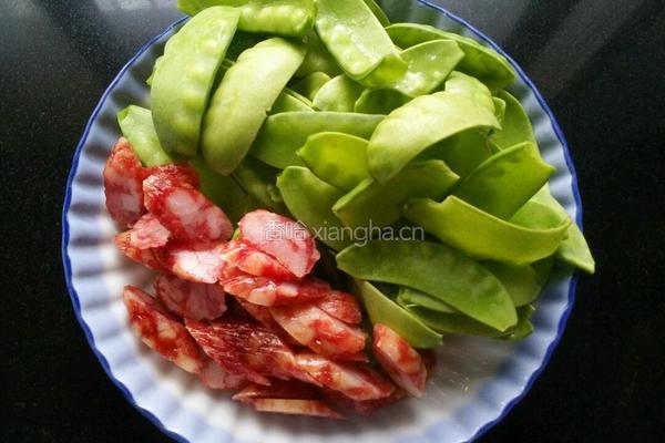 荷兰豆炒香肠的做法图解1