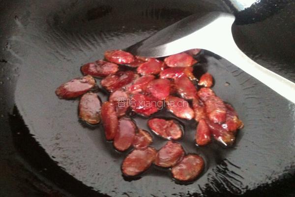 荷兰豆炒香肠的做法图解2