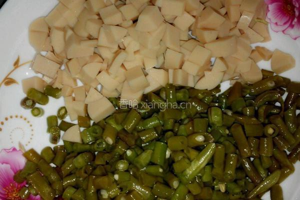 泡豇豆炒火腿肠的做法图解1