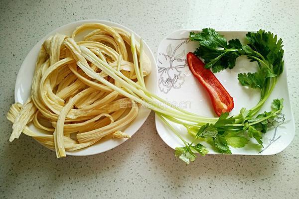 芹菜拌腐竹的做法图解1