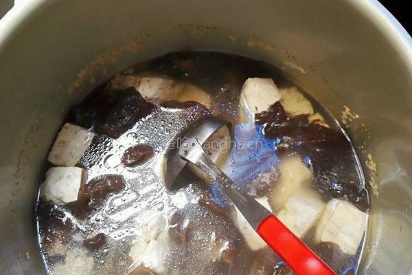 木耳瘦肉汤的做法图解9