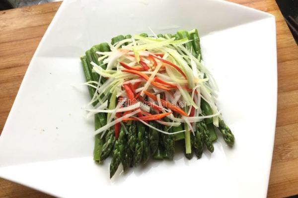 油淋芦笋配海菜窝头的做法图解8