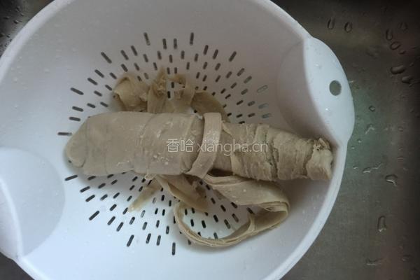 青椒炒水面筋的做法图解1
