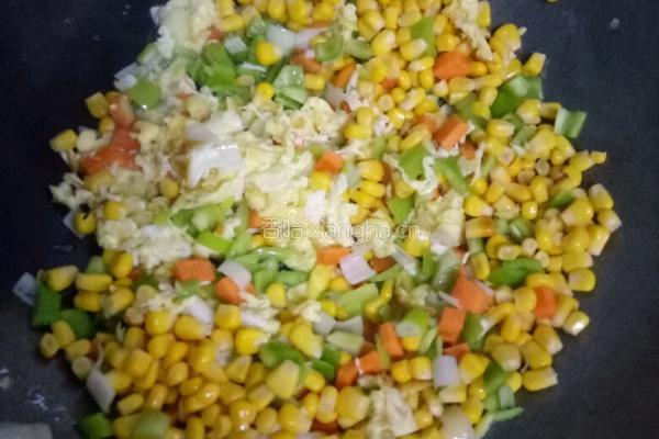玉米鸡蛋炒饭的做法图解6