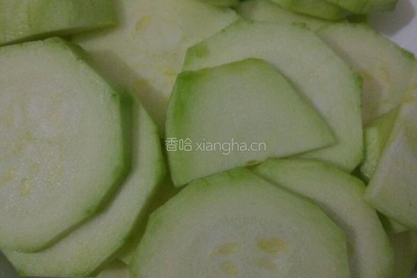 肉丝炒小角瓜的做法图解1