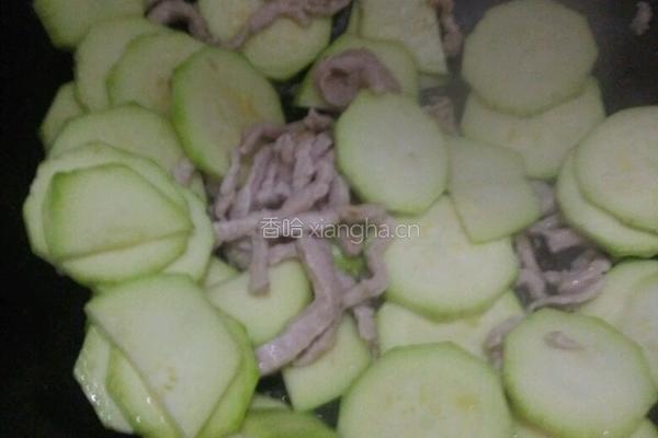 肉丝炒小角瓜的做法图解3