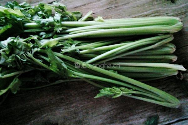 猪肉芹菜蒸饺的做法图解1