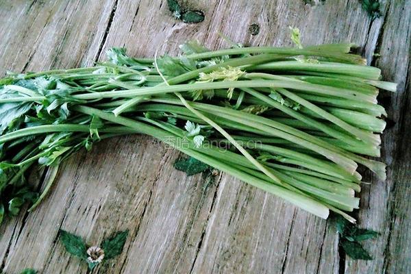 猪肉芹菜蒸饺的做法图解2