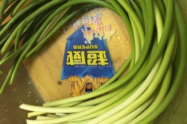 蒜苔炒肉片的做法图解1