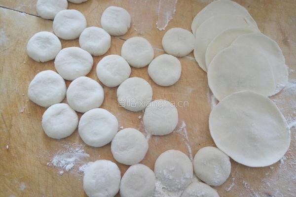 猪肉芹菜水饺的做法图解3