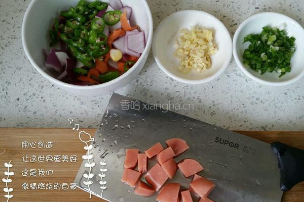 腊肠菠萝饭的做法图解2