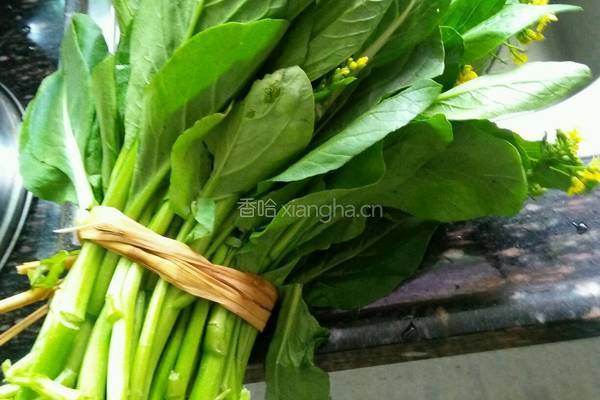 油菜炒肉片的做法图解1