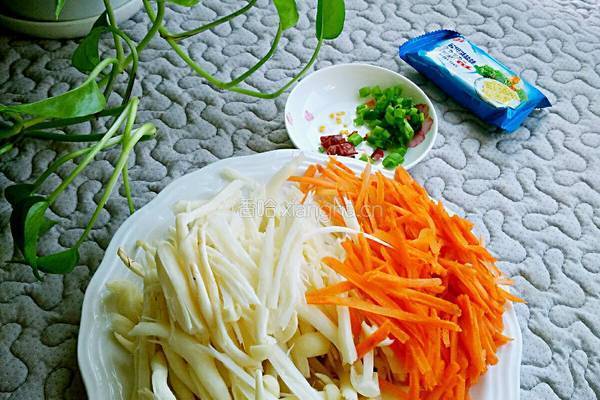 海鲜菇炒胡萝卜的做法图解2