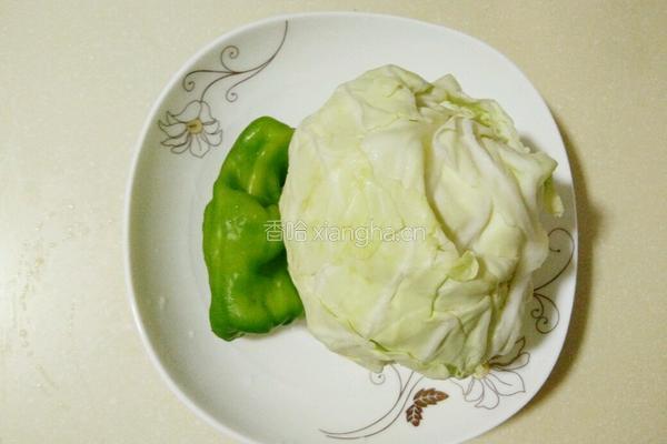 青椒卷心菜的做法图解1