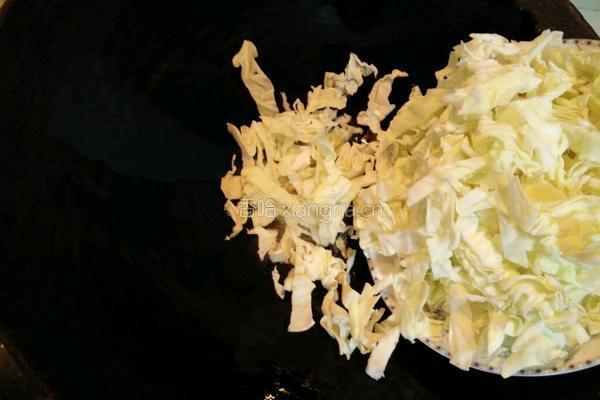 青椒卷心菜的做法图解4