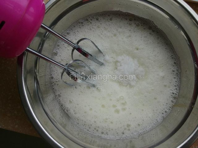 蛋白加几滴白醋，用打蛋器低速打出泡泡加剩余50克糖的1/3，提速搅打。