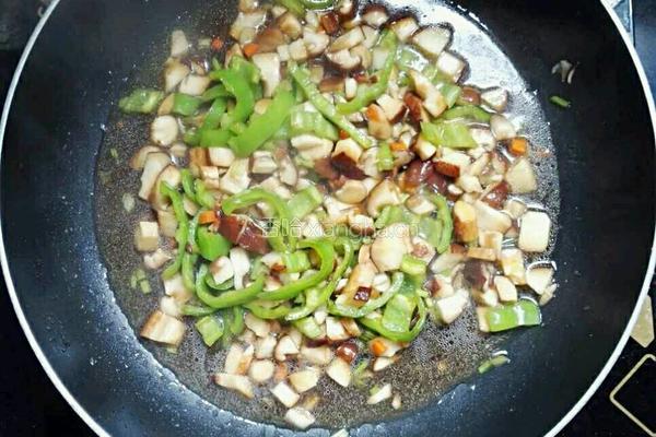 香菇炒青椒的做法图解4