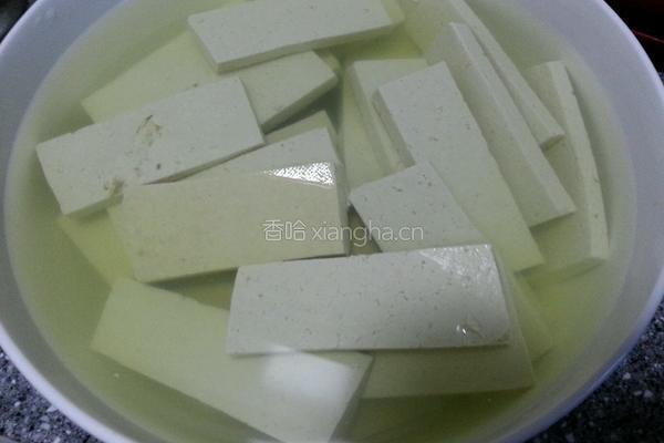 菠萝蒜汁豆腐的做法图解1