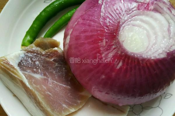 洋葱炒腊肉的做法图解1