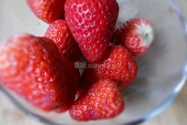 宝宝辅食之草莓?果酱的做法图解1
