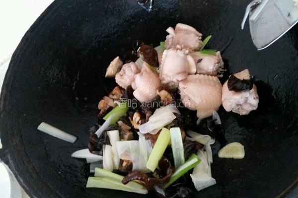 去骨鸡翅炖菌菇的做法图解3