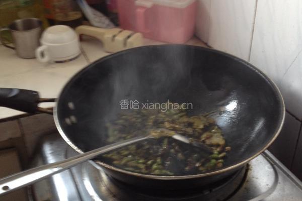 雪菜肉丝炒毛豆的做法图解4