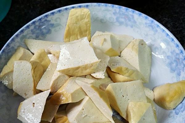 豆干炒肉的做法图解2